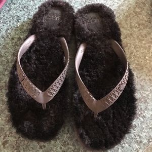 Ugg fuzzy flip flops 9 black